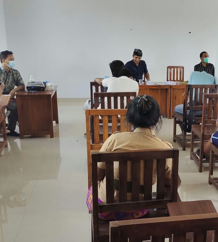 podiumnews.com-Kepala Sekolah SMA Vidya Wisata Kubutambahan Membuka Acara Bedah Buku